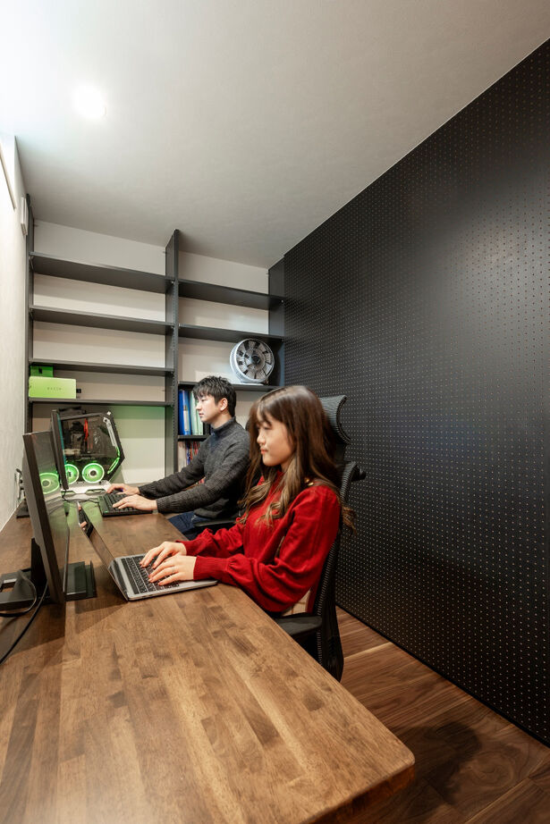 近藤建設 【2000万円台/20坪台】ホームバー風キッチンが暮らしの主役。自由設計で叶えた、シックな大人の開放空間の建築実例画像9