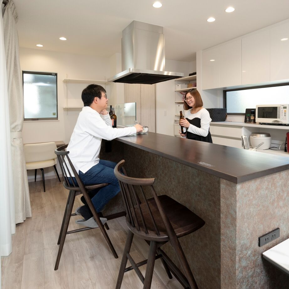 近藤建設 【2000万円台/30坪台/間取り図】素敵なバーカウンター付きキッチンが主役。ずっと愛せるモダンデザイン住宅の建築実例画像1