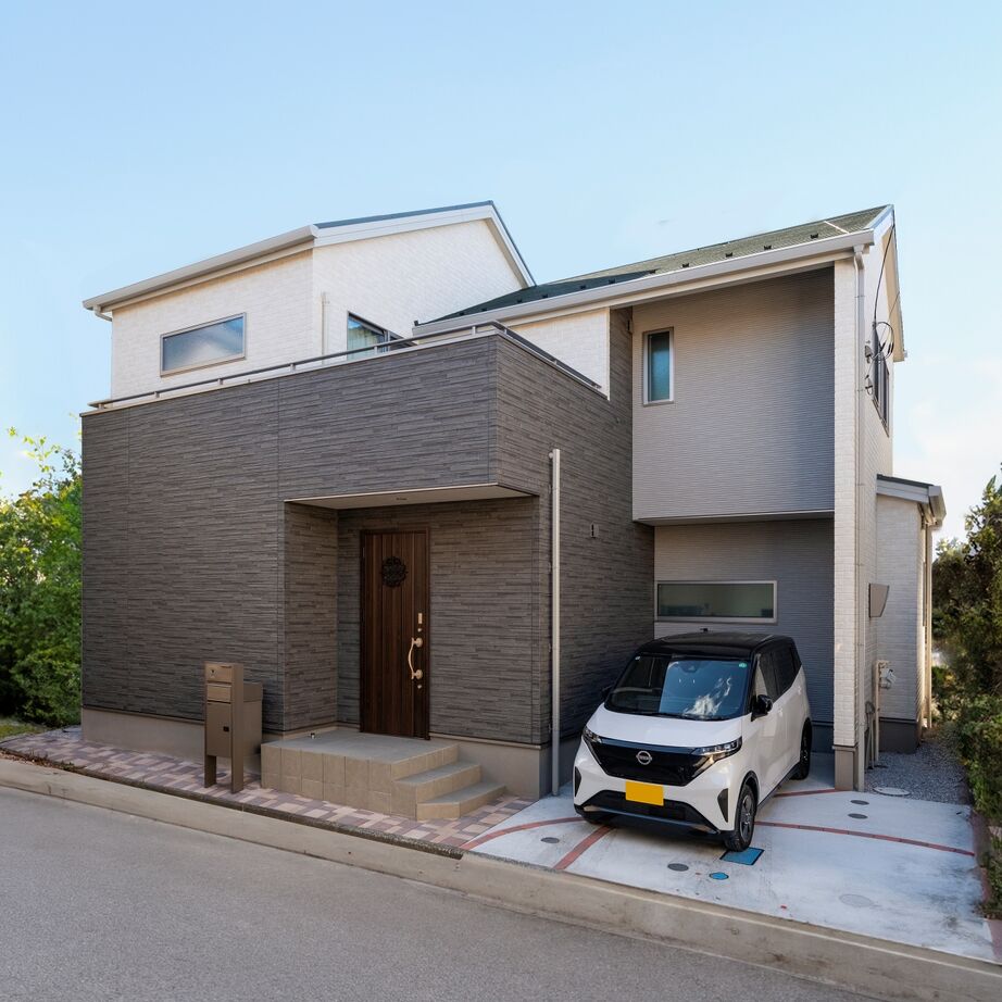 近藤建設 【2000万円台/30坪台/間取り図】素敵なバーカウンター付きキッチンが主役。ずっと愛せるモダンデザイン住宅の建築実例画像2