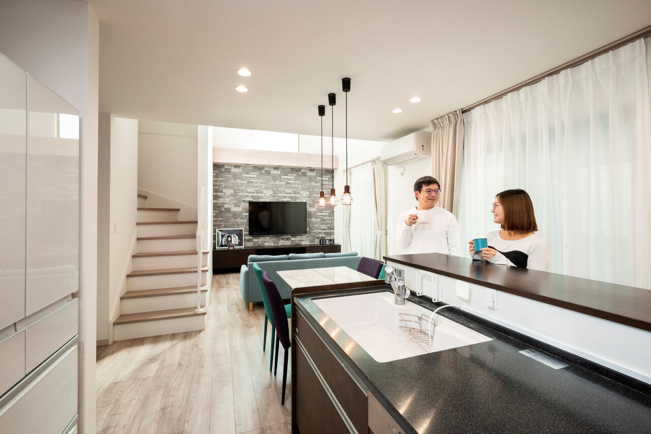 近藤建設 【2000万円台/30坪台/間取り図】素敵なバーカウンター付きキッチンが主役。ずっと愛せるモダンデザイン住宅の建築実例画像5