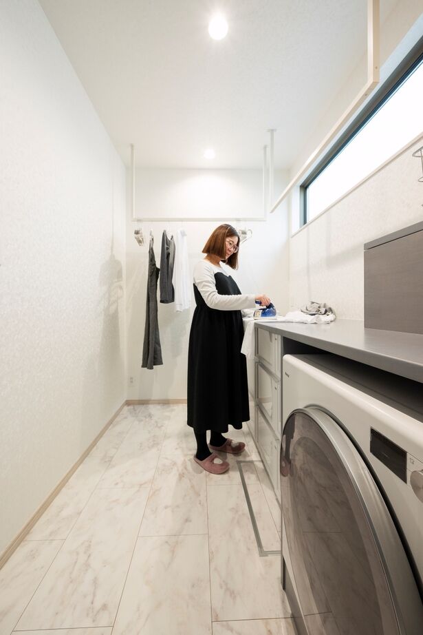 近藤建設 【2000万円台/30坪台/間取り図】素敵なバーカウンター付きキッチンが主役。ずっと愛せるモダンデザイン住宅の建築実例画像6