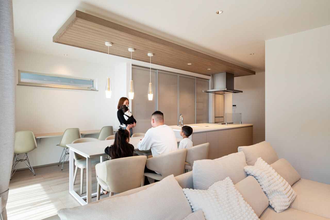 近藤建設 【30坪台/間取り図】下がり天井のキッチンや回遊動線、開放的なテラスも！プロの提案で叶えた理想の住まいの建築実例画像2