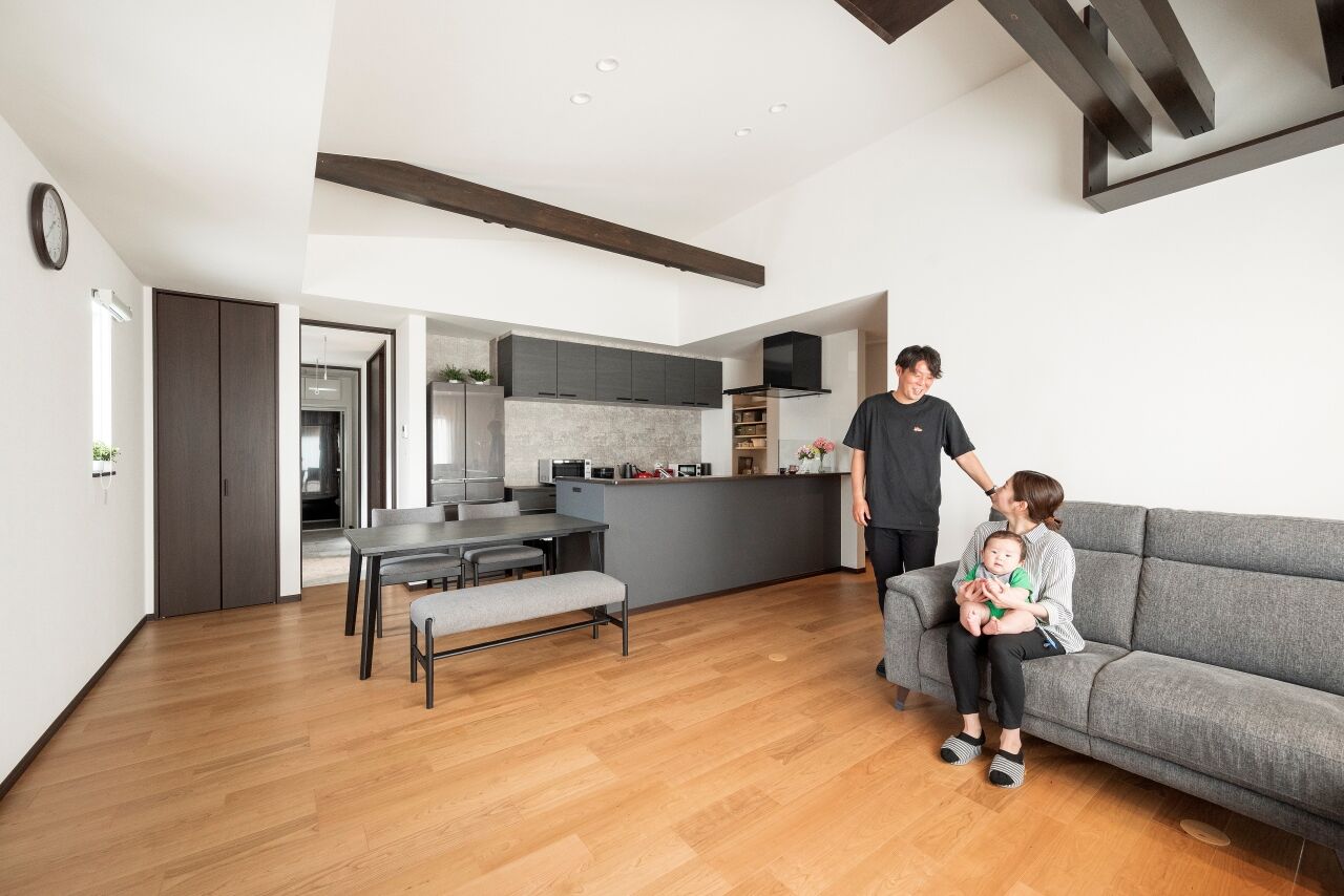 近藤建設 【70坪台/完全分離型二世帯/平屋風】カッコいい外観や動線が自慢！二世帯それぞれに快適なフルオーダーの家の建築実例画像2