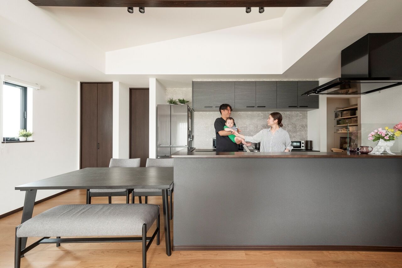 近藤建設 【70坪台/完全分離型二世帯/平屋風】カッコいい外観や動線が自慢！二世帯それぞれに快適なフルオーダーの家の建築実例画像3