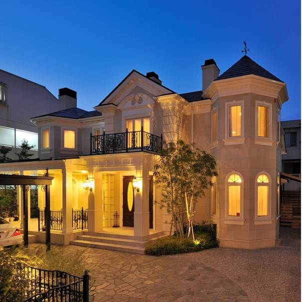 ノアデザインインク 【輸入住宅/フレンチスタイル】吹抜けのシャンデリアとサーキュラー階段。ライムストーンがお城のような家の建築実例画像2