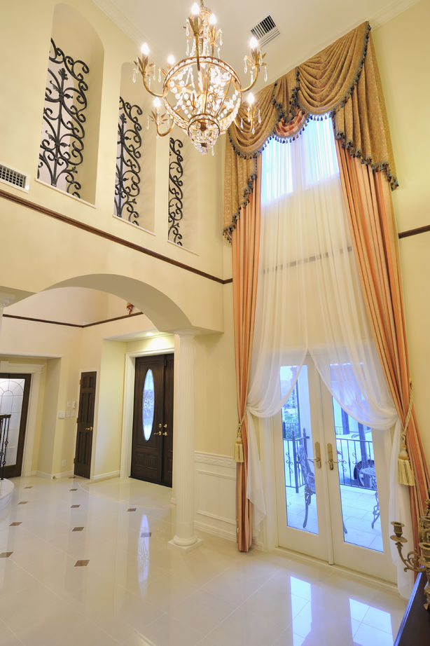 ノアデザインインク 【輸入住宅/フレンチスタイル】吹抜けのシャンデリアとサーキュラー階段。ライムストーンがお城のような家の建築実例画像4