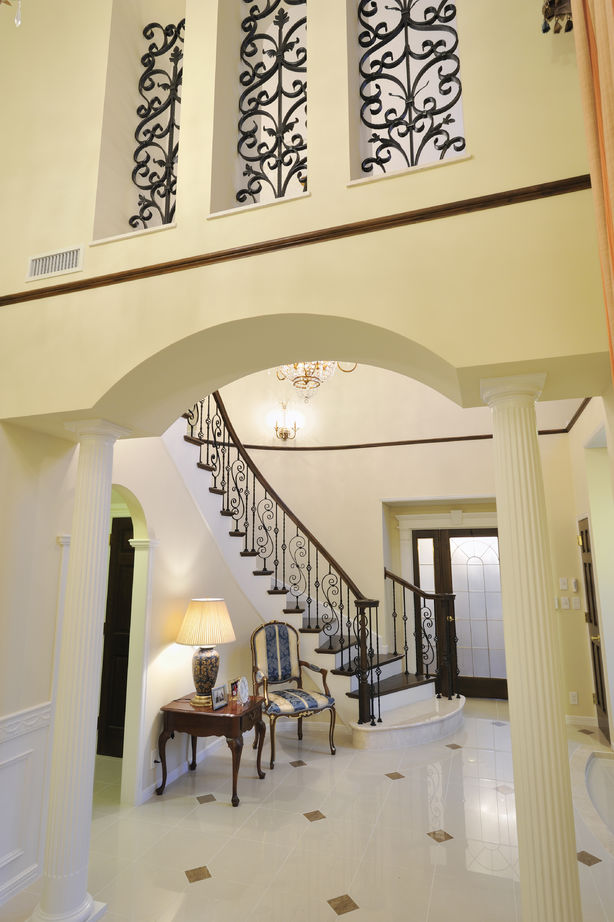 ノアデザインインク 【輸入住宅/フレンチスタイル】吹抜けのシャンデリアとサーキュラー階段。ライムストーンがお城のような家の建築実例画像5