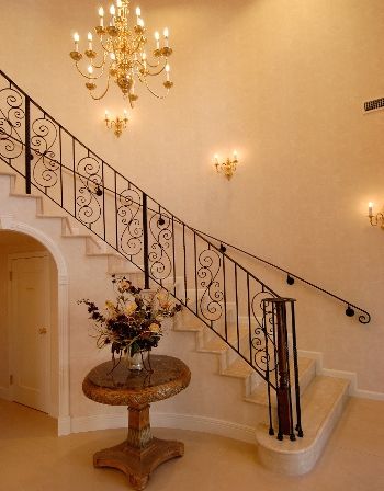 ノアデザインインク 【輸入住宅/お城のような家】待ち時間も夢気分。中世ヨーロッパに迷い込んだ、ホテルライクな医院併用住宅の建築実例画像2