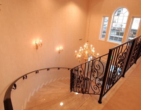 ノアデザインインク 【輸入住宅/お城のような家】待ち時間も夢気分。中世ヨーロッパに迷い込んだ、ホテルライクな医院併用住宅の建築実例画像3