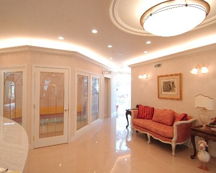 ノアデザインインク 【輸入住宅/お城のような家】待ち時間も夢気分。中世ヨーロッパに迷い込んだ、ホテルライクな医院併用住宅の建築実例画像5