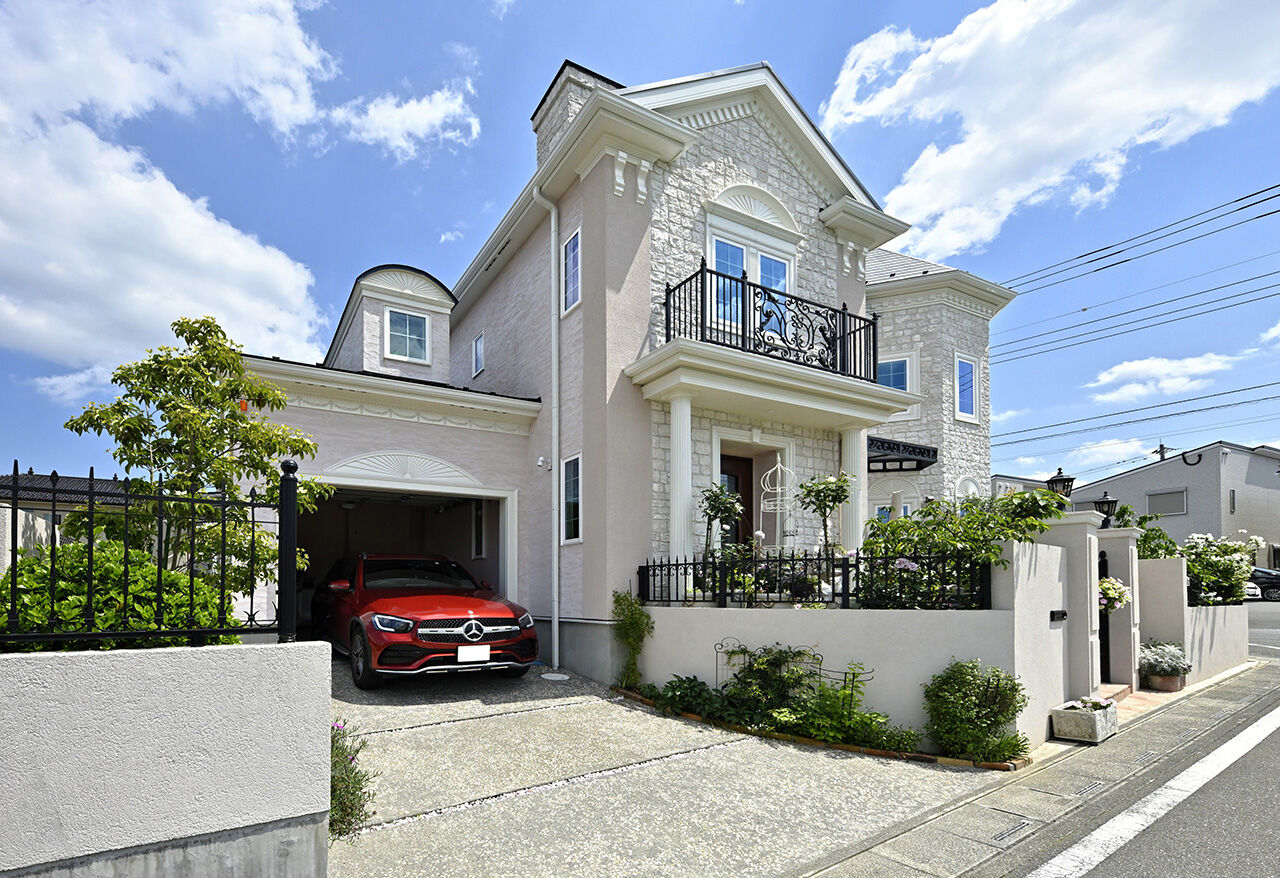 ノアデザインインク 【輸入住宅／お城のような家】大好きな薔薇に包まれて。憧れと暮らしやすさを両立した二世帯住宅の建築実例画像2