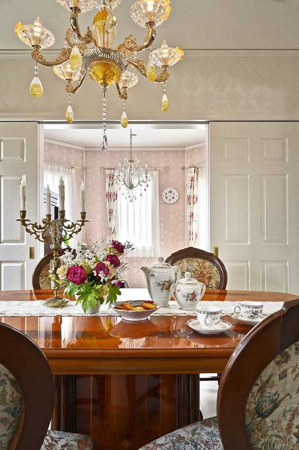 ノアデザインインク 【輸入住宅／お城のような家】大好きな薔薇に包まれて。憧れと暮らしやすさを両立した二世帯住宅の建築実例画像6