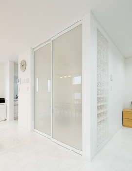 プロネット 【2000万円台/間取り図/3階建て】耐震等級3と長期優良住宅認定取得 都心の狭小地に立つシンプルモダンな家の建築実例画像3