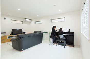 プロネット 【2000万円台/間取り図/3階建て】耐震等級3と長期優良住宅認定取得 都心の狭小地に立つシンプルモダンな家の建築実例画像4