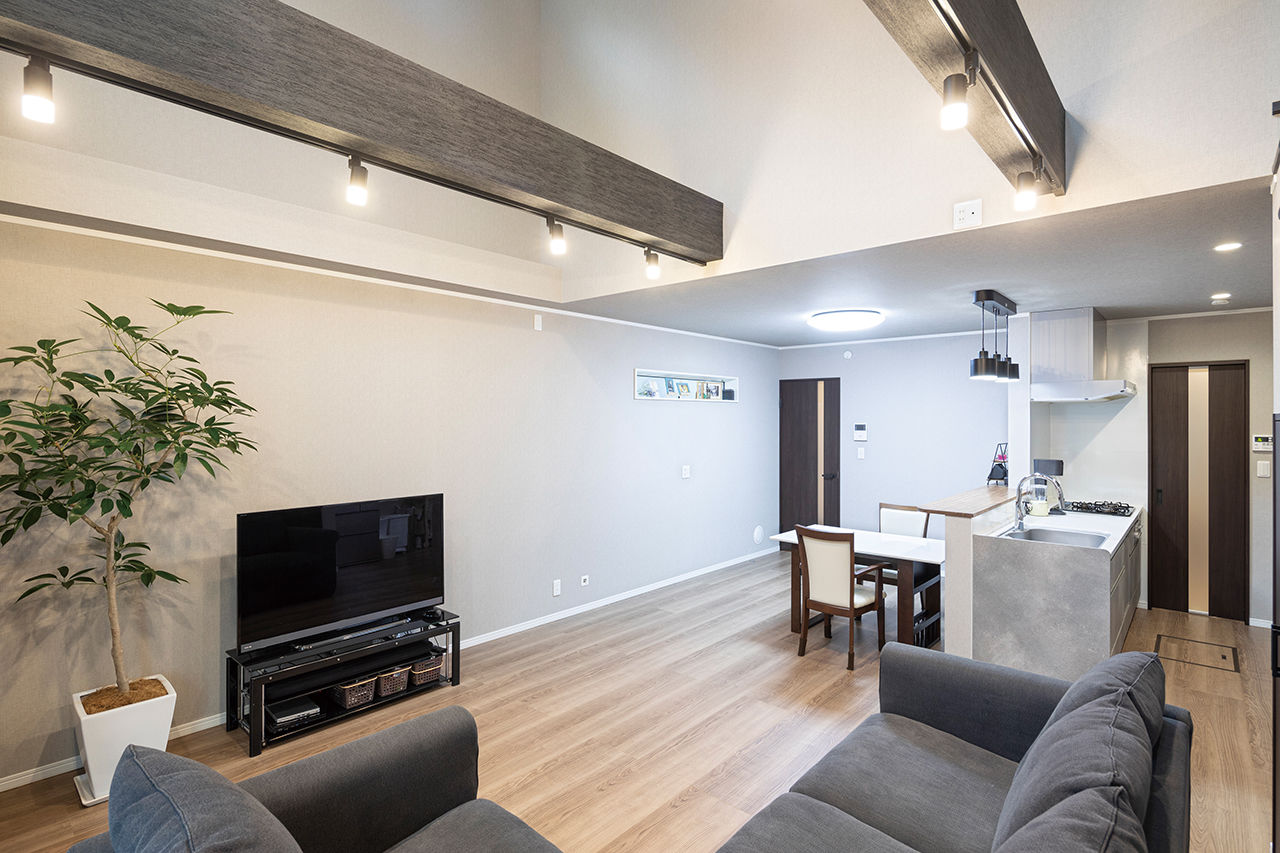 プロネット 【2000万円～2499万円／吹抜／耐震等級3／間取図有】開放感が際立つダイナミック空間と家事ラク動線の建築実例画像4