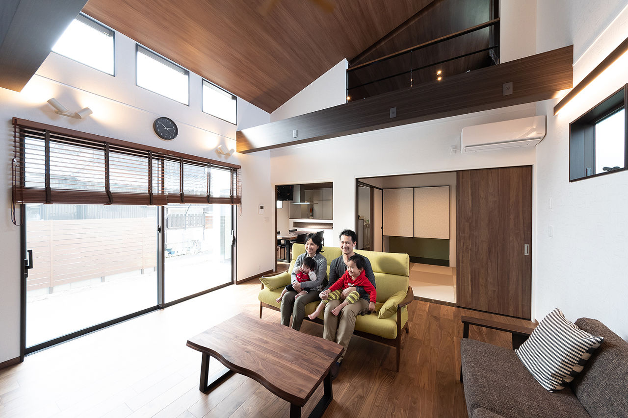 エースホーム 平屋なのにリビングの天井高は最高5m。秘密基地のようなロフトとインナーガレージがある家の建築実例画像2