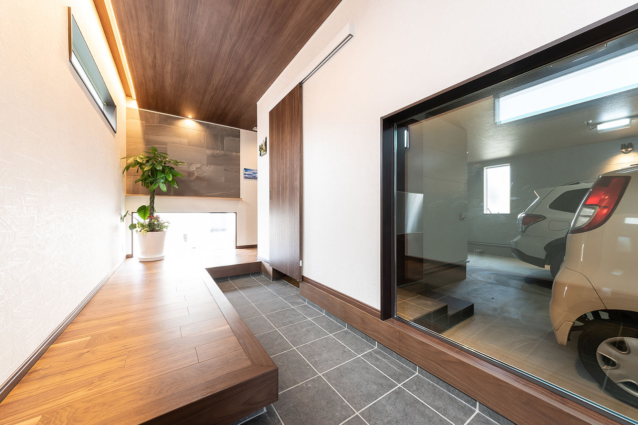 エースホーム 平屋なのにリビングの天井高は最高5m。秘密基地のようなロフトとインナーガレージがある家の建築実例画像4