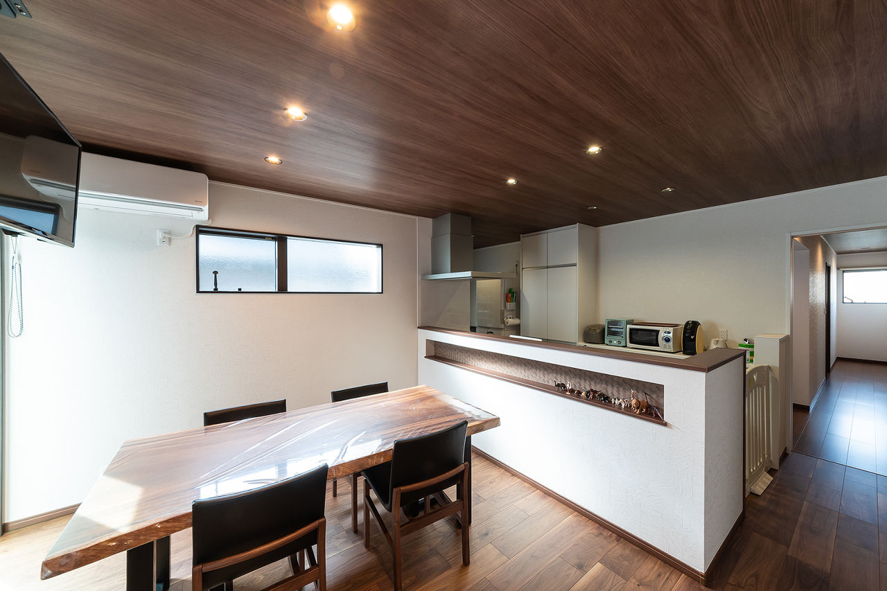 エースホーム 平屋なのにリビングの天井高は最高5m。秘密基地のようなロフトとインナーガレージがある家の建築実例画像5