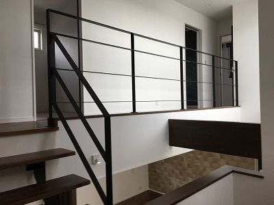 エースホーム 【書斎/ガレージ/スキップフロア】電動シャッター付きのガレージがあるお家の建築実例画像3