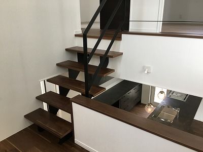 エースホーム 【書斎/ガレージ/スキップフロア】電動シャッター付きのガレージがあるお家の建築実例画像4