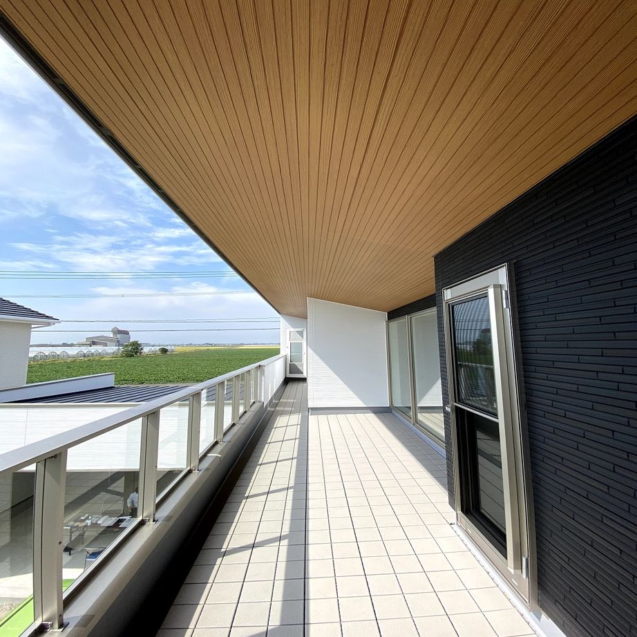 エースホーム 【書斎/ガレージ/スキップフロア】電動シャッター付きのガレージがあるお家の建築実例画像7