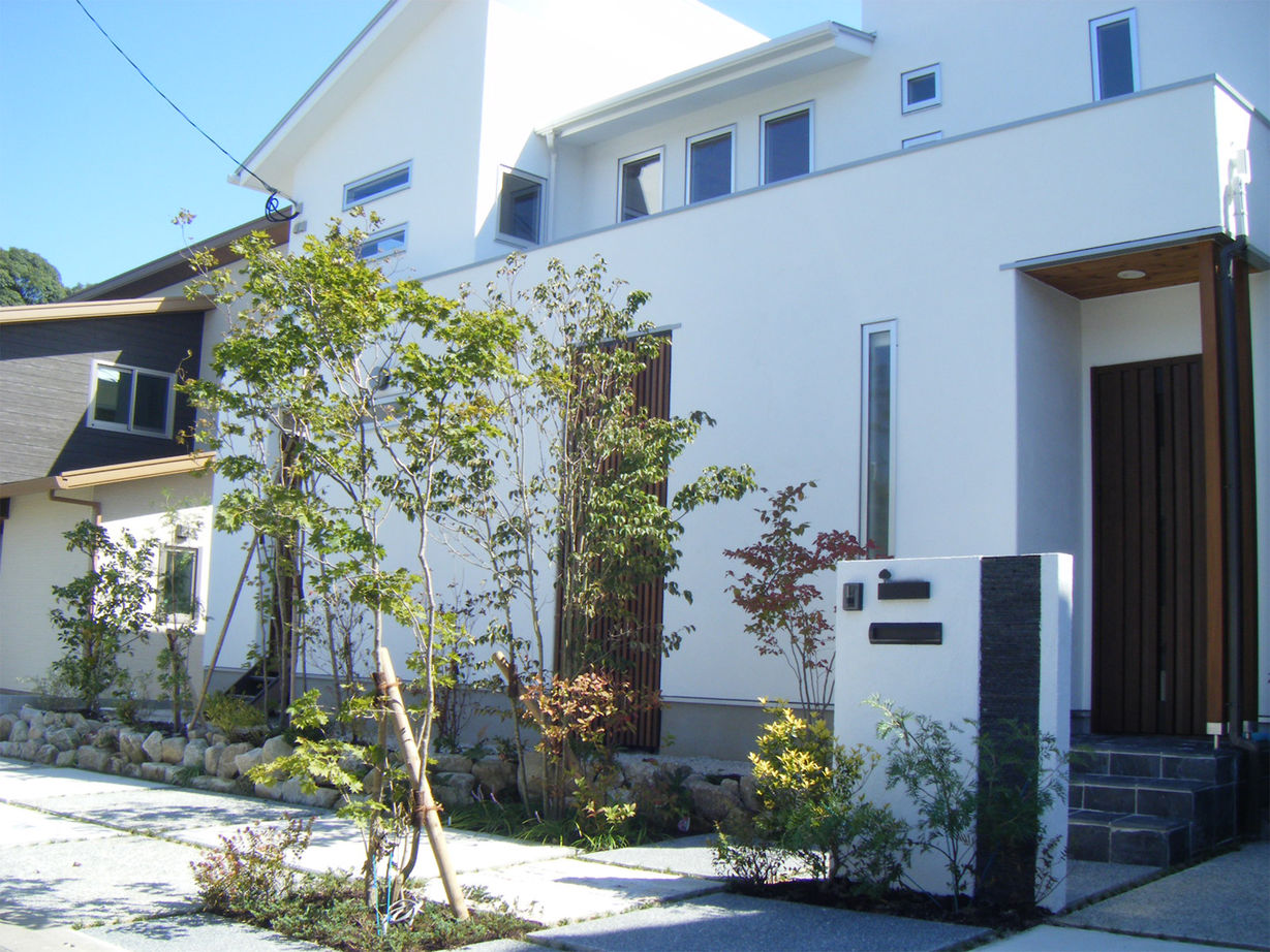 エースホーム 【吹き抜け/無垢材使用】な塗り壁に木の温かみのある家の建築実例画像1