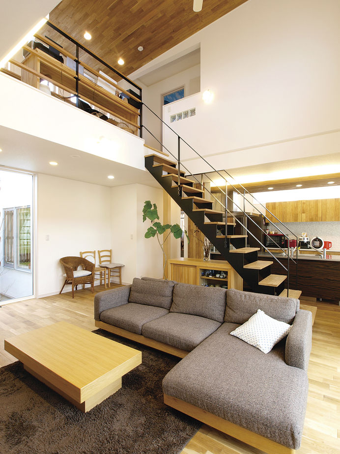 エースホーム 【吹き抜け/無垢材使用】な塗り壁に木の温かみのある家の建築実例画像2