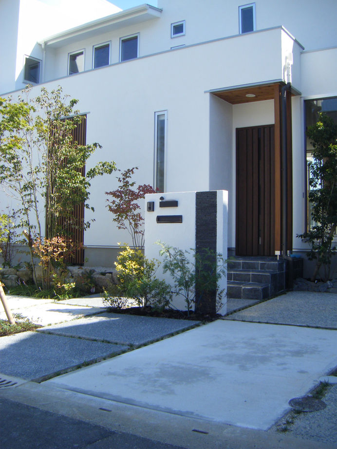 エースホーム 【吹き抜け/無垢材使用】な塗り壁に木の温かみのある家の建築実例画像3