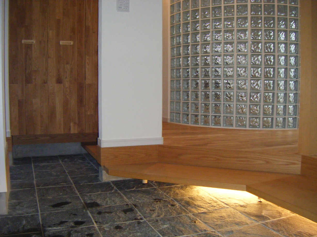 エースホーム 【吹き抜け/無垢材使用】な塗り壁に木の温かみのある家の建築実例画像5