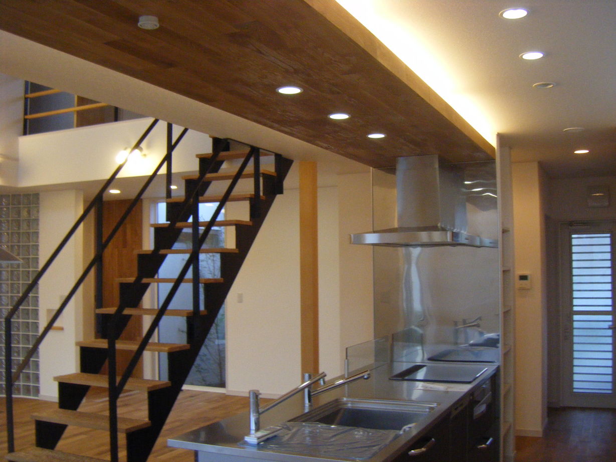 エースホーム 【吹き抜け/無垢材使用】な塗り壁に木の温かみのある家の建築実例画像6