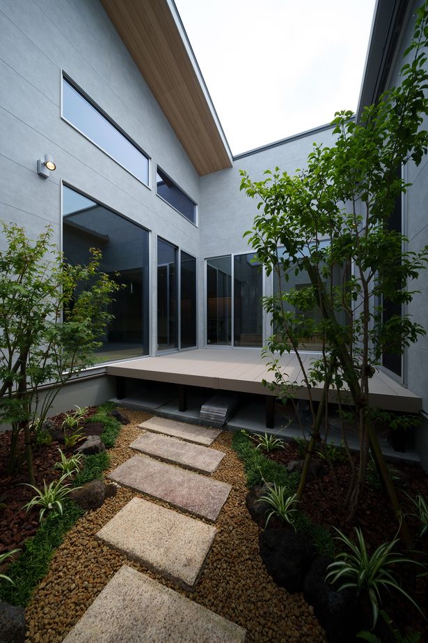 エースホーム 【平屋／ダウンフロアリビング／中庭】真似したい人続出！神間取りの平屋の建築実例画像3