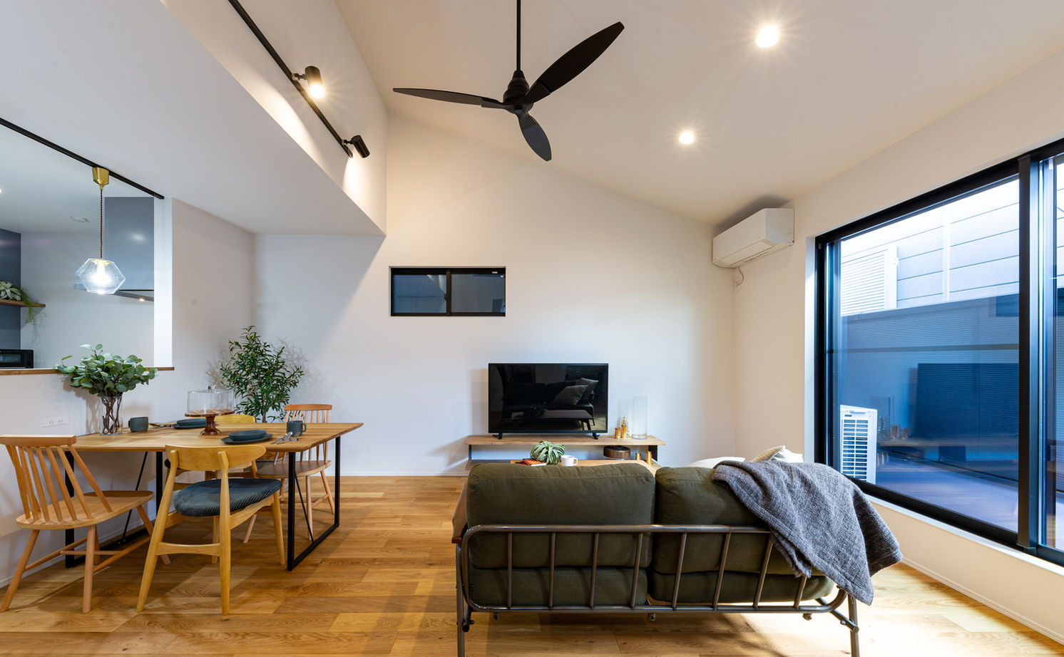 ハウスアップ 【京都府／敷地22.1坪】家事ラクを極めたカッコいい家。シンプルなデザインとスムーズな家事動線を両立の建築実例画像4