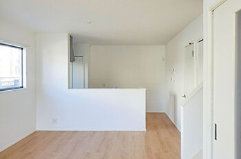 いえとち本舗 【1000万円台前半｜27.2坪｜太陽光5.32kW付｜スマートハウス】広々16.7畳のオープンLDKがある家の建築実例画像2