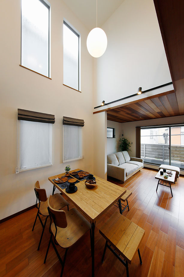 ワイケイホーム 【ビルトインガレージ／間取り図あり】19.3坪の狭小地に建つスタイリッシュな3階建ての建築実例画像2