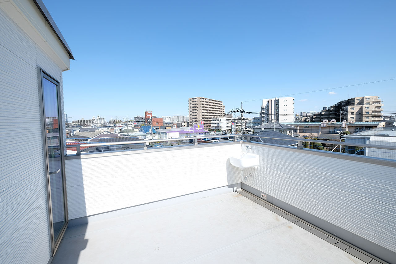 ワイケイホーム 【ビルトインガレージ／間取り図あり】19.3坪の狭小地に建つスタイリッシュな3階建ての建築実例画像4