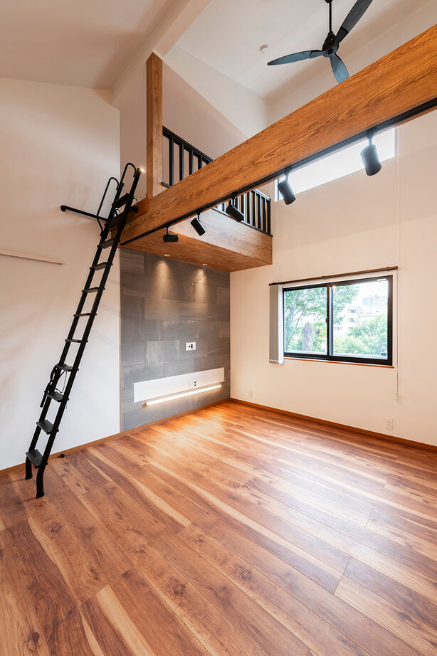 ワイケイホーム 【吹抜け2階リビング＋ロフト】約26坪の土地をフル活用/南側の採光がたっぷり届く明るい空間の建築実例画像