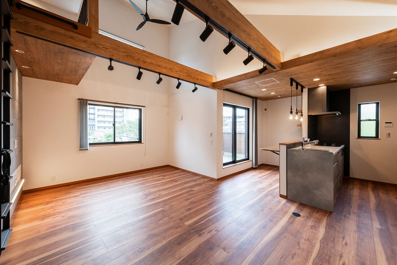 ワイケイホーム 【吹抜け2階リビング＋ロフト】約26坪の土地をフル活用/南側の採光がたっぷり届く明るい空間の建築実例画像3