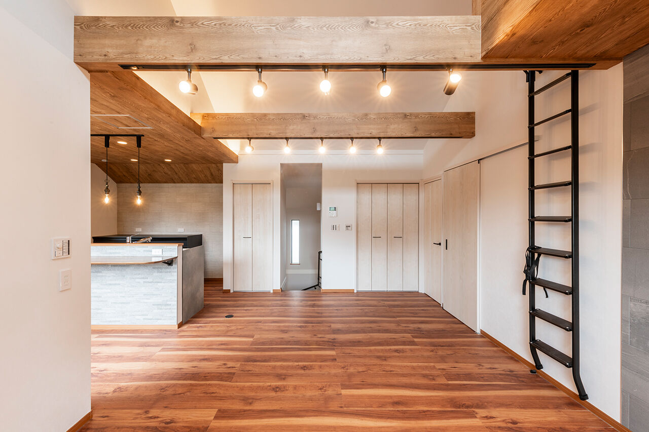 ワイケイホーム 【吹抜け2階リビング＋ロフト】約26坪の土地をフル活用/南側の採光がたっぷり届く明るい空間の建築実例画像4