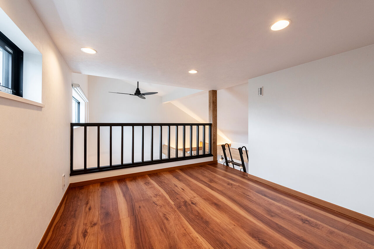 ワイケイホーム 【吹抜け2階リビング＋ロフト】約26坪の土地をフル活用/南側の採光がたっぷり届く明るい空間の建築実例画像6