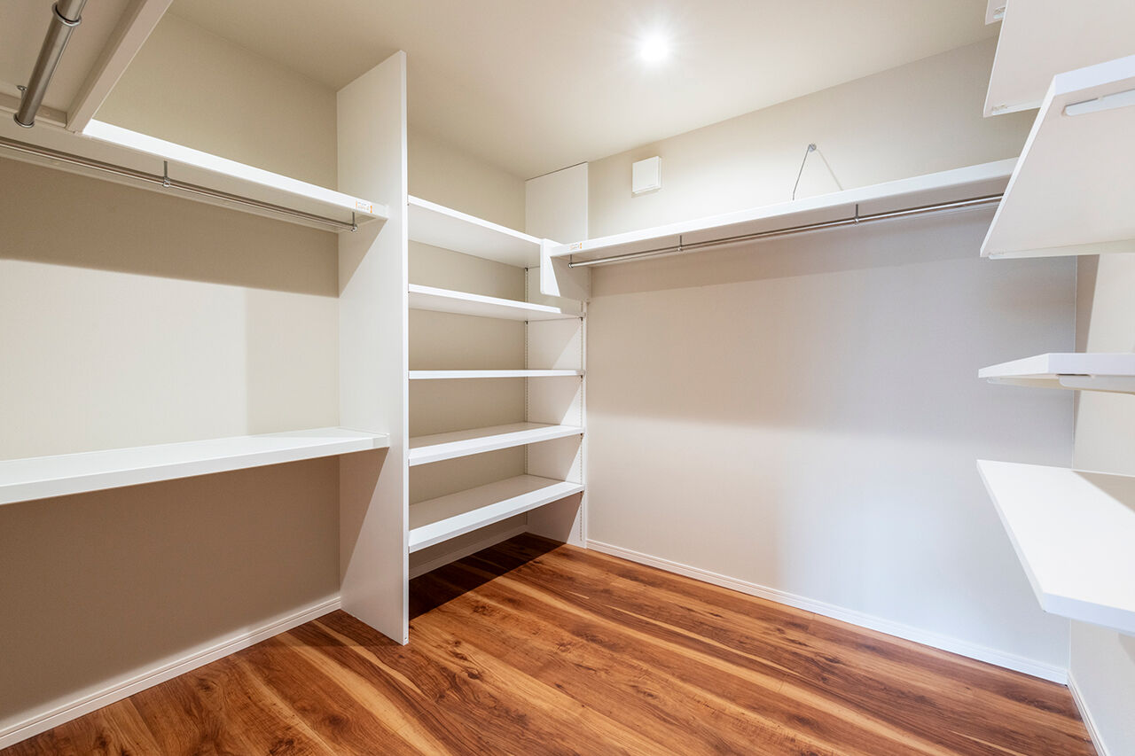 ワイケイホーム 【吹抜け2階リビング＋ロフト】約26坪の土地をフル活用/南側の採光がたっぷり届く明るい空間の建築実例画像7