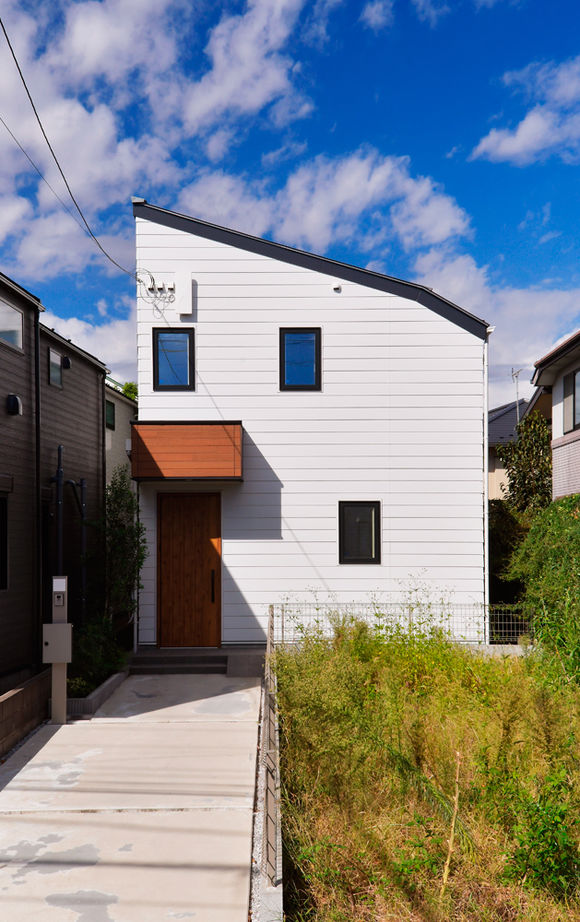 TAINN DESIGN　一級建築士事務所 【1840万円/22.5坪/間取り図あり】狭小×旗竿地でものびのび快適！採光とプライバシーを兼ねる２階リビングの建築実例画像2