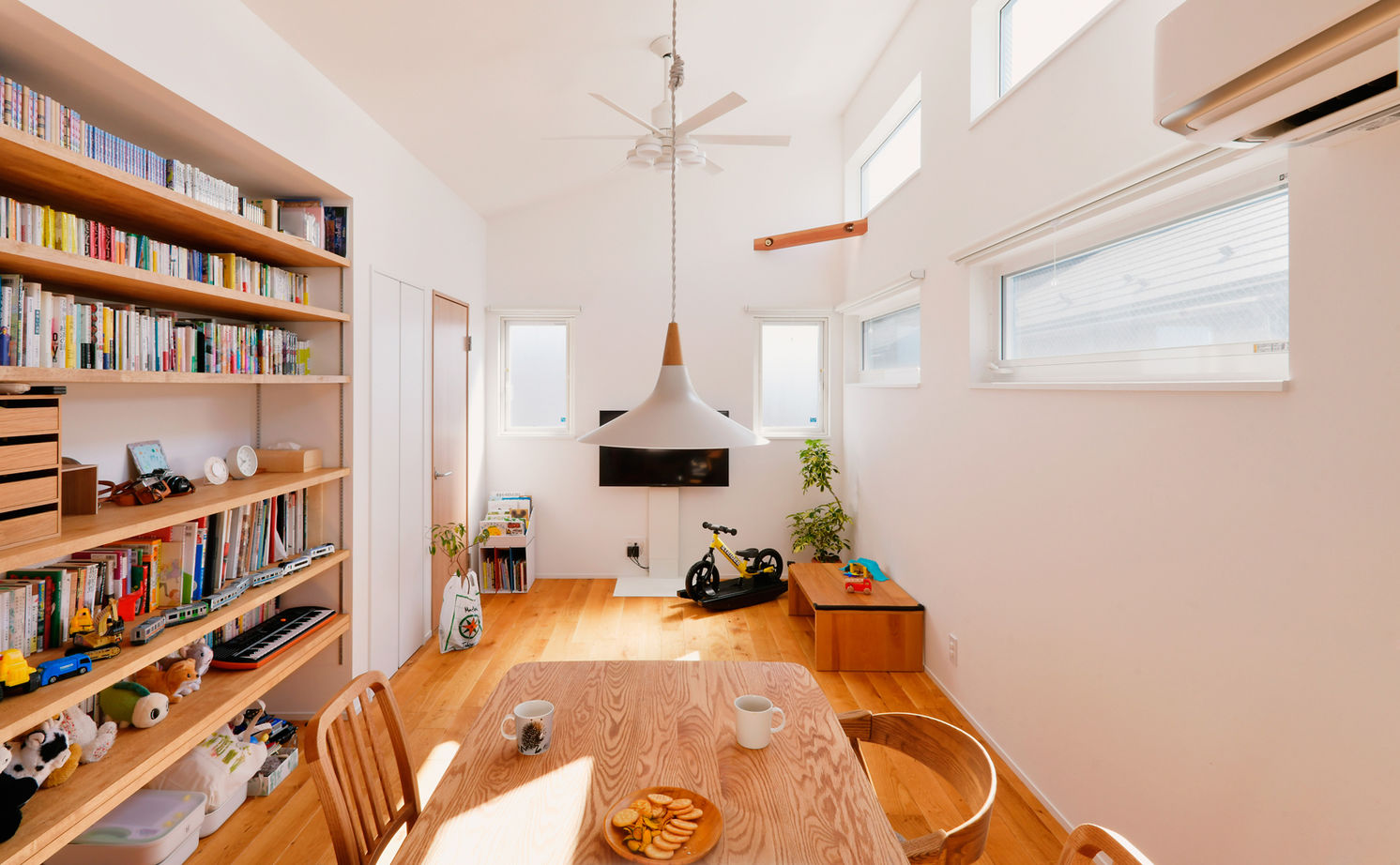 TAINN DESIGN　一級建築士事務所 【1840万円/22.5坪/間取り図あり】狭小×旗竿地でものびのび快適！採光とプライバシーを兼ねる２階リビングの建築実例画像3