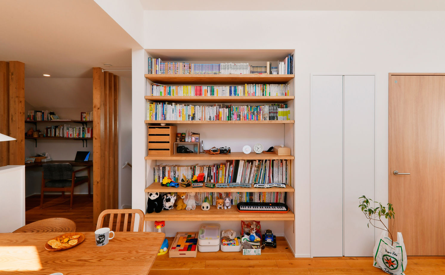 TAINN DESIGN　一級建築士事務所 【1840万円/22.5坪/間取り図あり】狭小×旗竿地でものびのび快適！採光とプライバシーを兼ねる２階リビングの建築実例画像5