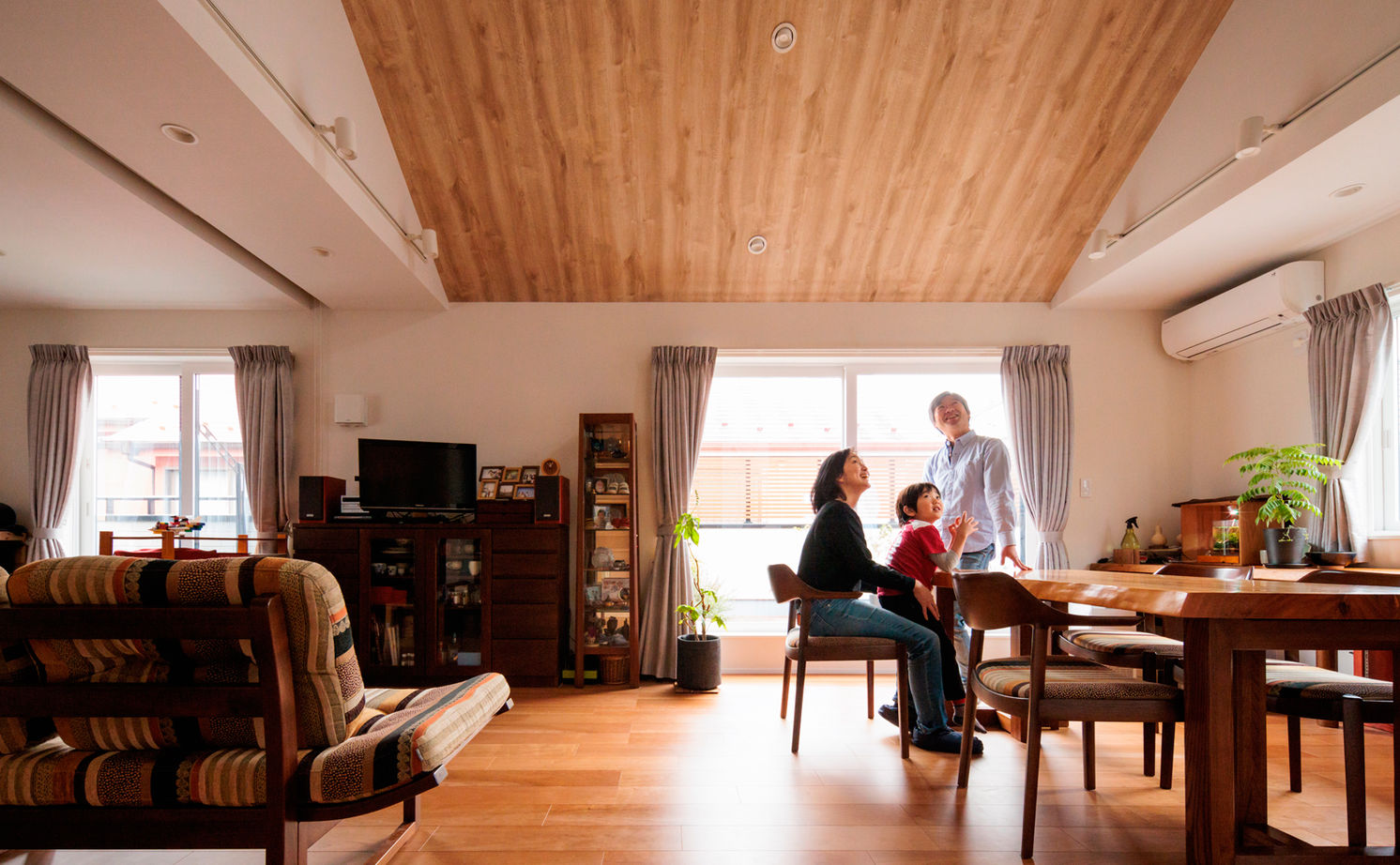 TAINN DESIGN　一級建築士事務所 【3000万円台/30坪台/間取り図あり】木の温もりと吹き抜けの開放感！家族の繋がりを育む２階リビングの建築実例画像3