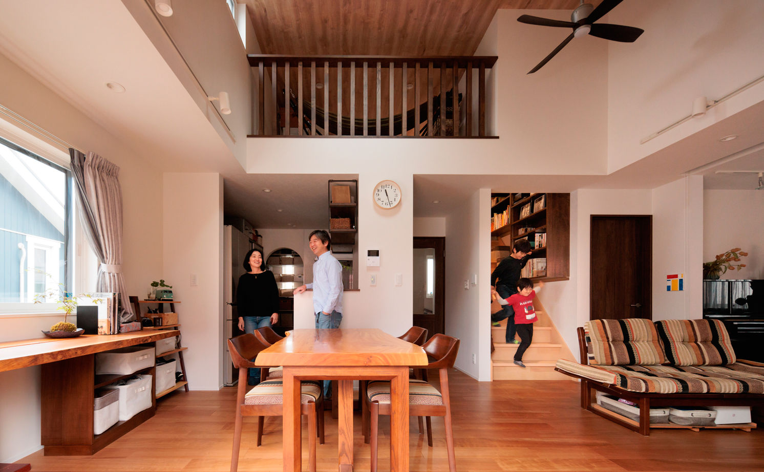 TAINN DESIGN　一級建築士事務所 【3000万円台/30坪台/間取り図あり】木の温もりと吹き抜けの開放感！家族の繋がりを育む２階リビングの建築実例画像4