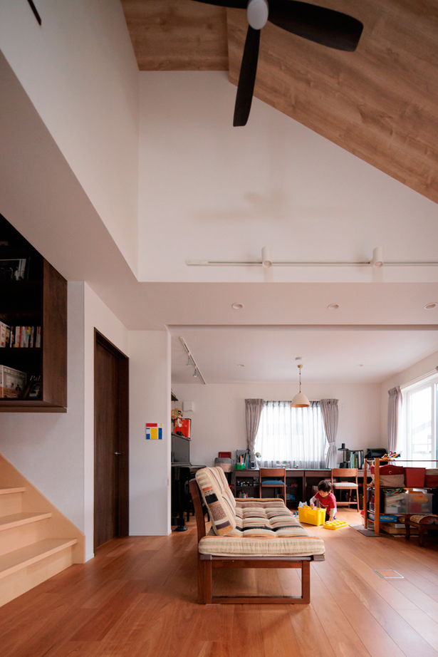 TAINN DESIGN　一級建築士事務所 【3000万円台/30坪台/間取り図あり】木の温もりと吹き抜けの開放感！家族の繋がりを育む２階リビングの建築実例画像8