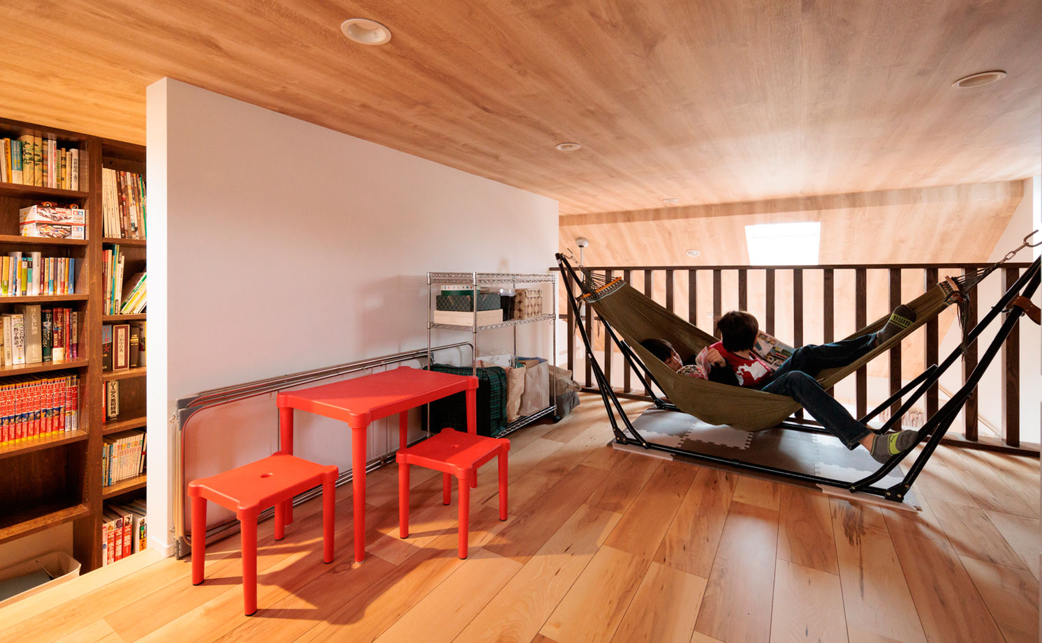 TAINN DESIGN　一級建築士事務所 【3000万円台/30坪台/間取り図あり】木の温もりと吹き抜けの開放感！家族の繋がりを育む２階リビングの建築実例画像9