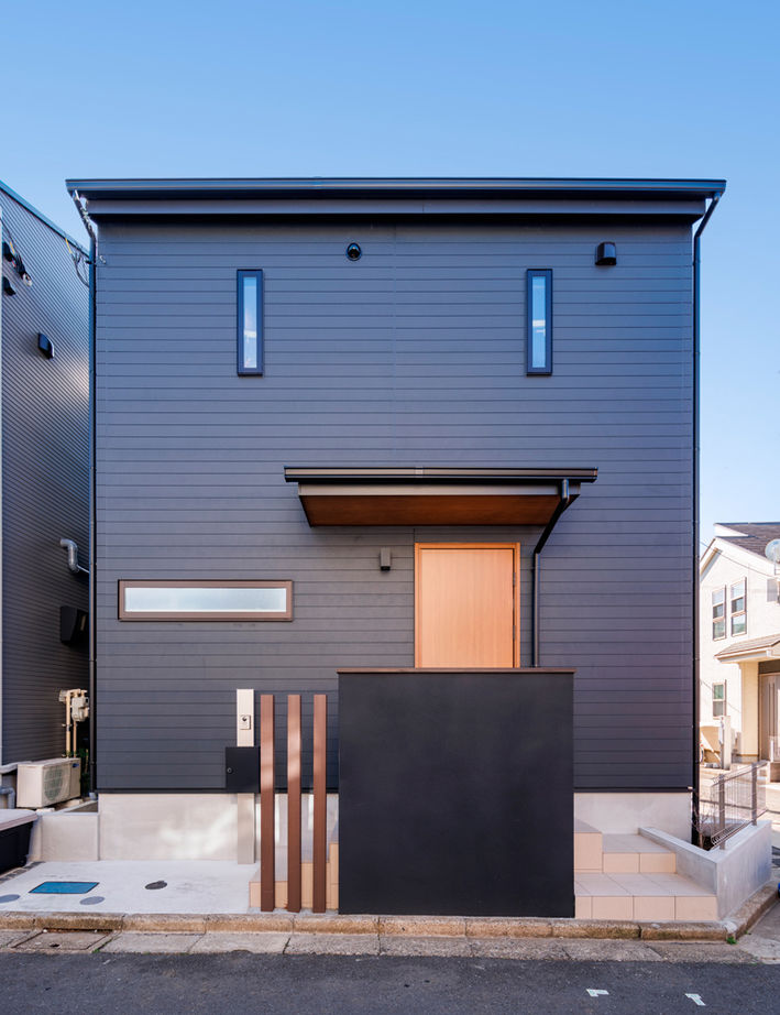 TAINN DESIGN　一級建築士事務所 【2385万円/26.4坪/狭小/間取り図あり】開放感あふれる吹き抜けの２階リビング。セキュリティ対策も万全の建築実例画像2