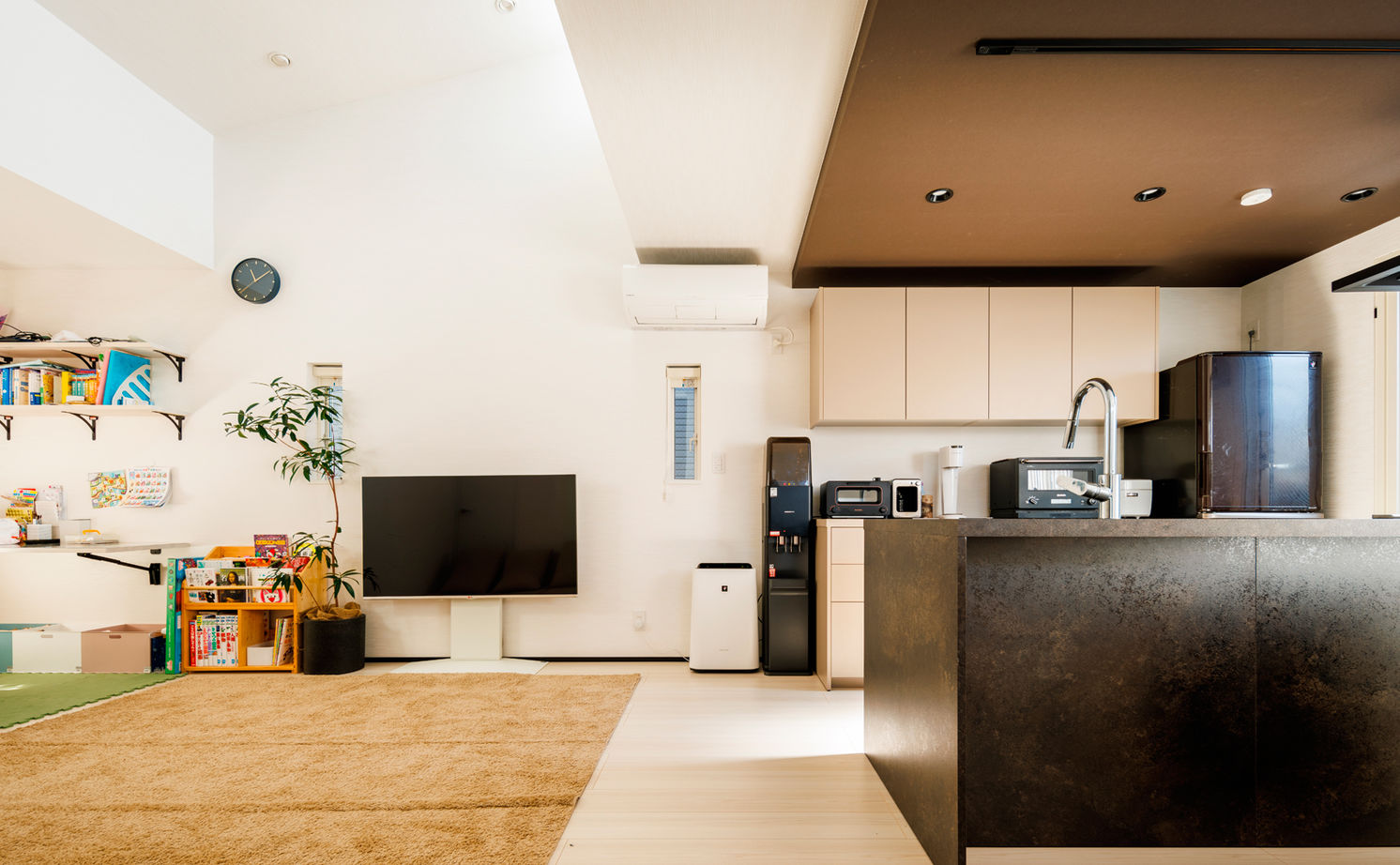 TAINN DESIGN　一級建築士事務所 【2385万円/26.4坪/狭小/間取り図あり】開放感あふれる吹き抜けの２階リビング。セキュリティ対策も万全の建築実例画像3