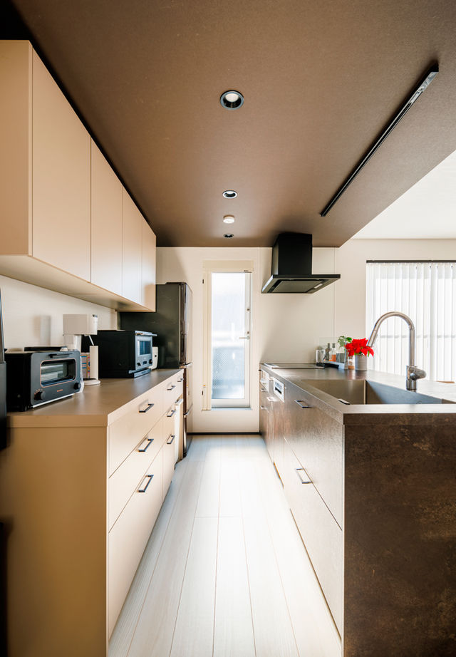 TAINN DESIGN　一級建築士事務所 【2385万円/26.4坪/狭小/間取り図あり】開放感あふれる吹き抜けの２階リビング。セキュリティ対策も万全の建築実例画像4